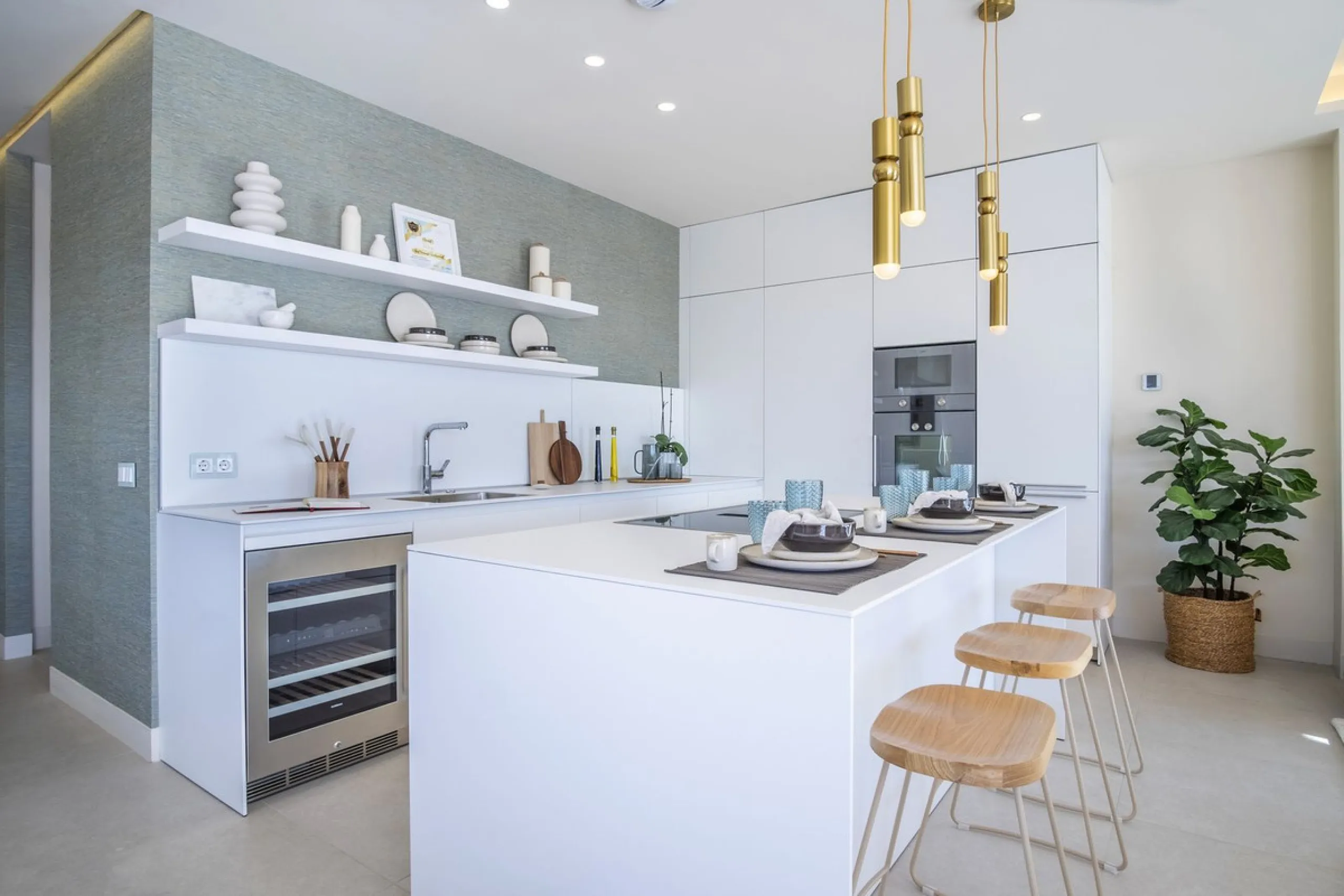 This modern, top-quality villa is located in Velaya Gardens, a prestigious frontline beach development on the New Golden Mile, just a short distance from Estepona town center via the new Paseo.