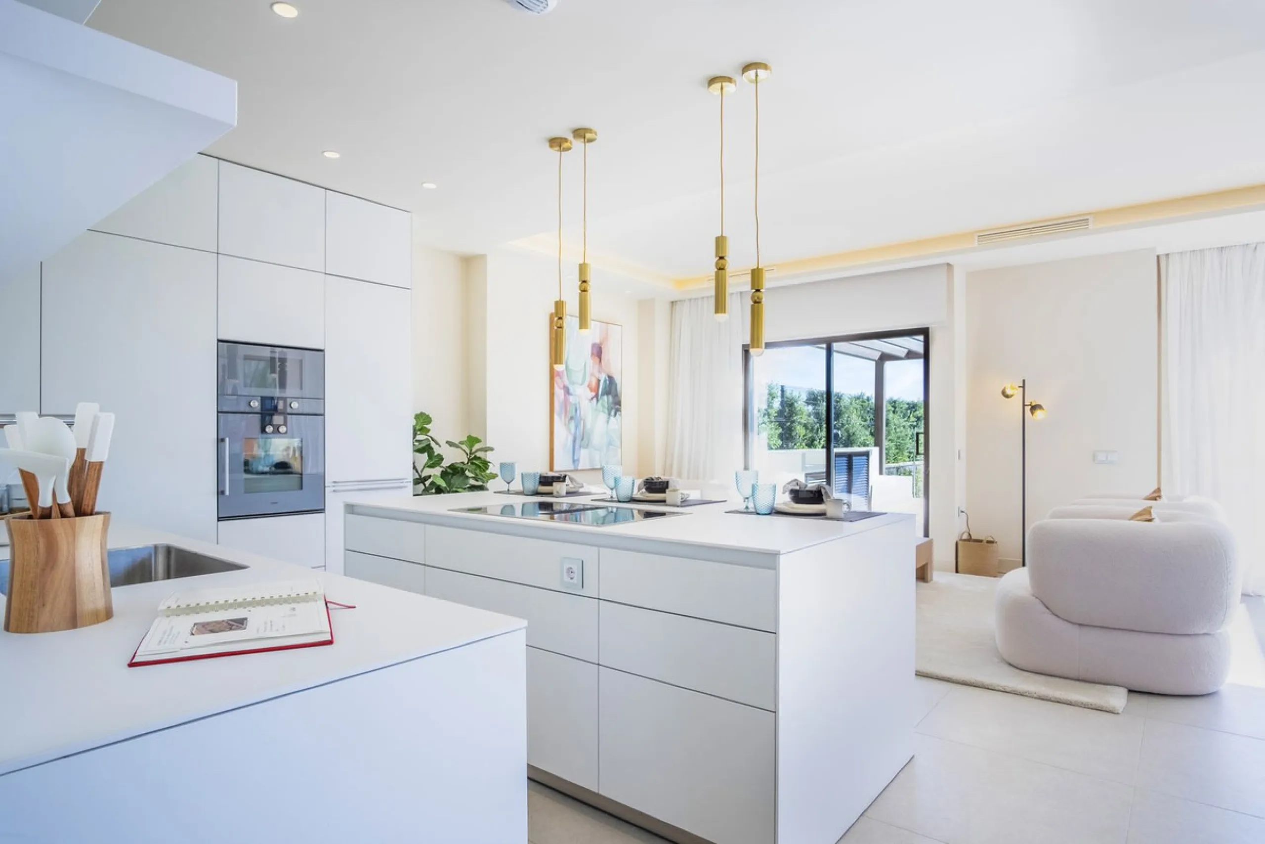 This modern, top-quality villa is located in Velaya Gardens, a prestigious frontline beach development on the New Golden Mile, just a short distance from Estepona town center via the new Paseo.
