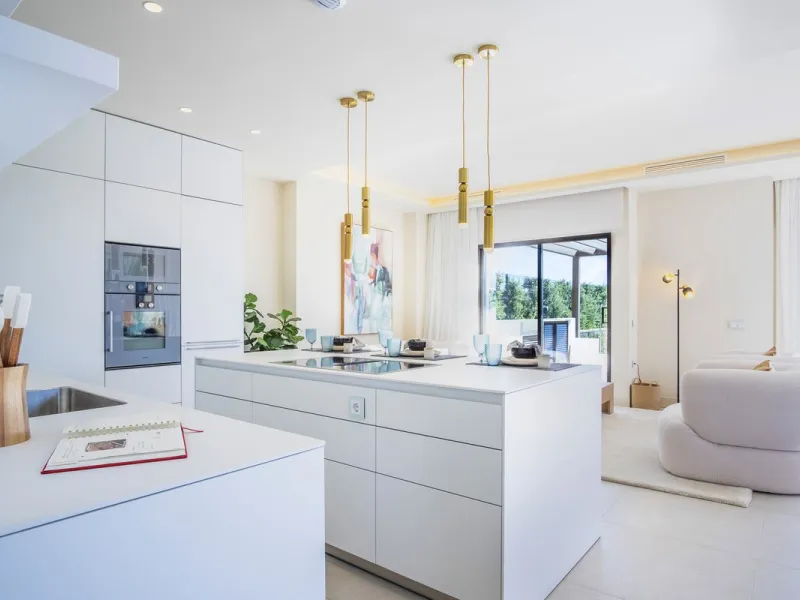 This modern, top-quality villa is located in Velaya Gardens, a prestigious frontline beach development on the New Golden Mile, just a short distance from Estepona town center via the new Paseo.