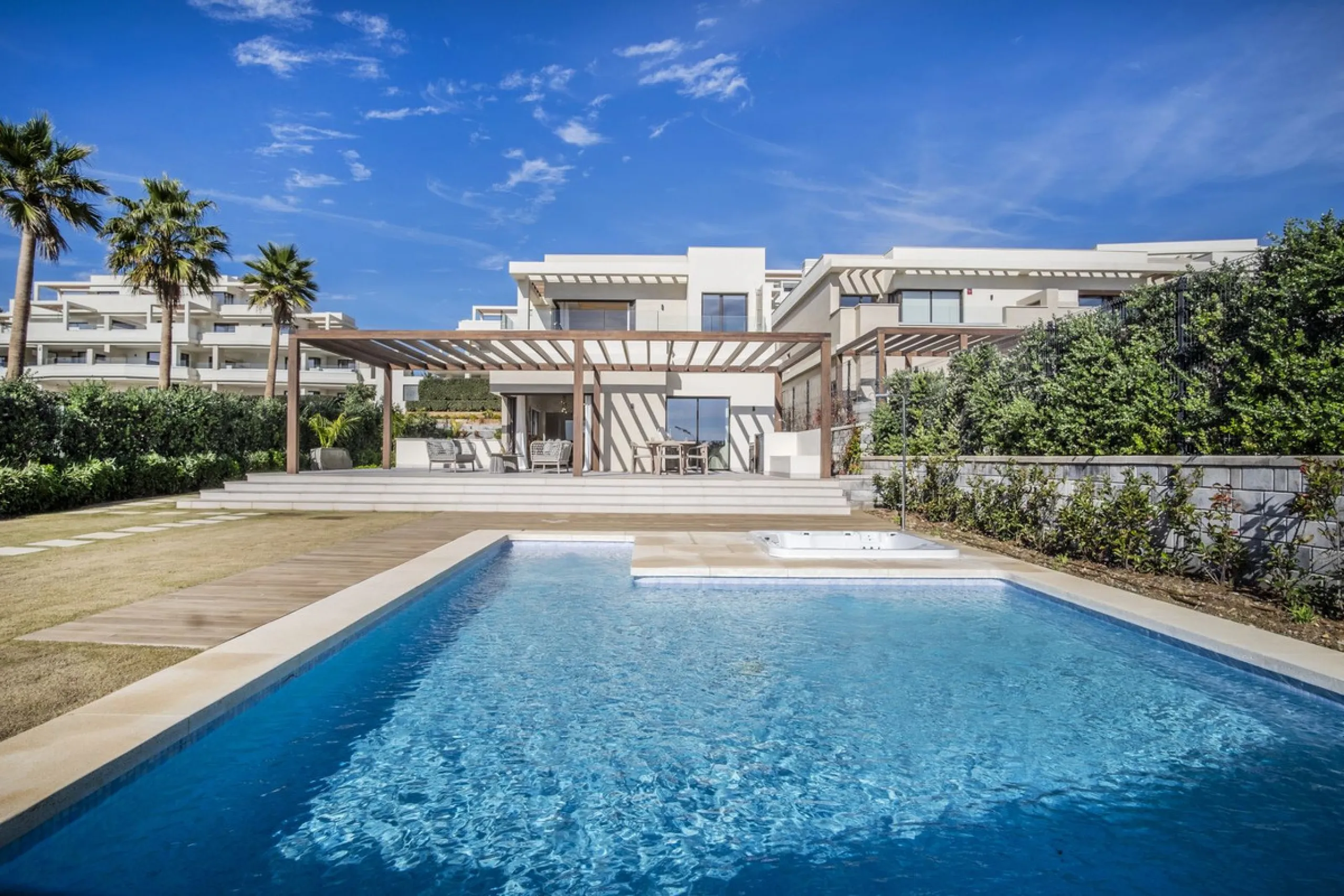 This modern, top-quality villa is located in Velaya Gardens, a prestigious frontline beach development on the New Golden Mile, just a short distance from Estepona town center via the new Paseo.