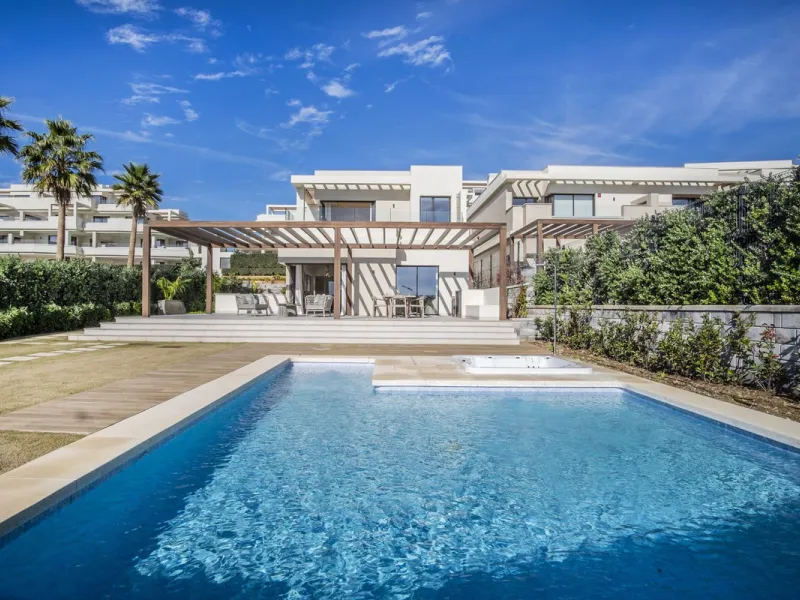 This modern, top-quality villa is located in Velaya Gardens, a prestigious frontline beach development on the New Golden Mile, just a short distance from Estepona town center via the new Paseo.