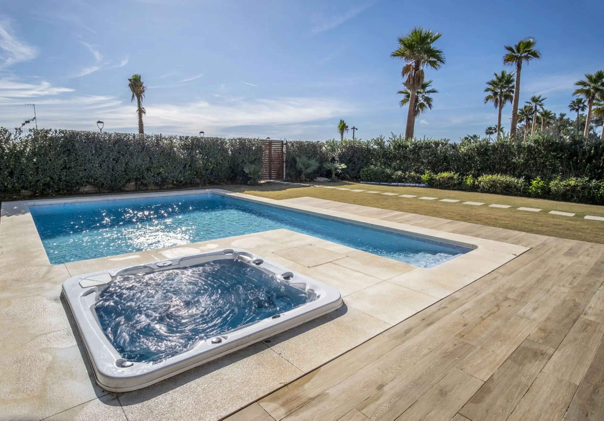 This modern, top-quality villa is located in Velaya Gardens, a prestigious frontline beach development on the New Golden Mile, just a short distance from Estepona town center via the new Paseo.