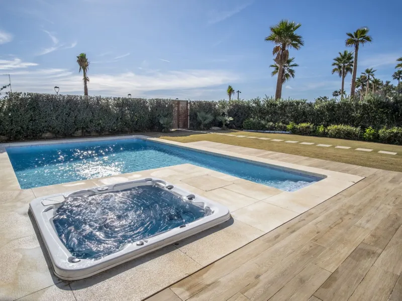 This modern, top-quality villa is located in Velaya Gardens, a prestigious frontline beach development on the New Golden Mile, just a short distance from Estepona town center via the new Paseo.