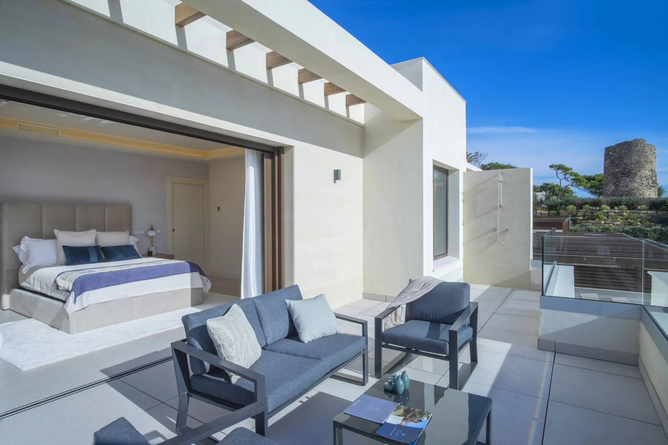 This modern, top-quality villa is located in Velaya Gardens, a prestigious frontline beach development on the New Golden Mile, just a short distance from Estepona town center via the new Paseo.