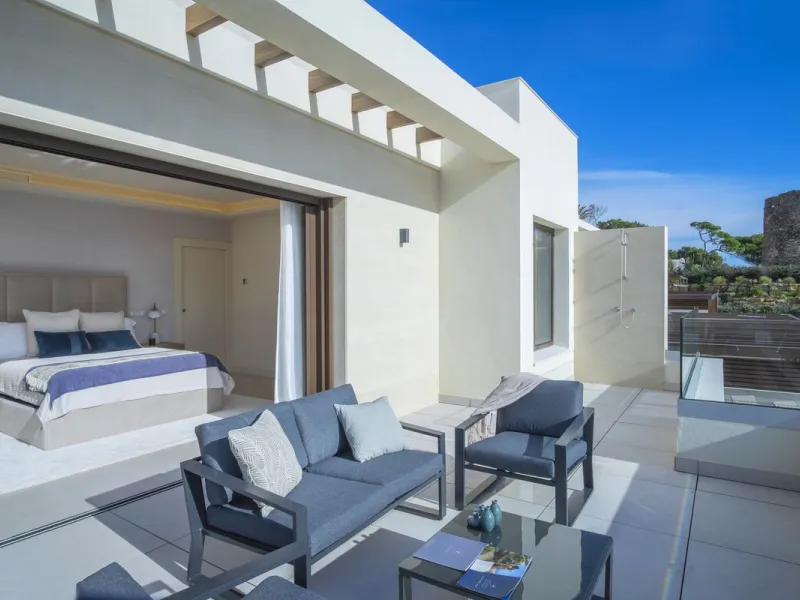 This modern, top-quality villa is located in Velaya Gardens, a prestigious frontline beach development on the New Golden Mile, just a short distance from Estepona town center via the new Paseo.