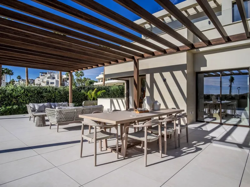 This modern, top-quality villa is located in Velaya Gardens, a prestigious frontline beach development on the New Golden Mile, just a short distance from Estepona town center via the new Paseo.