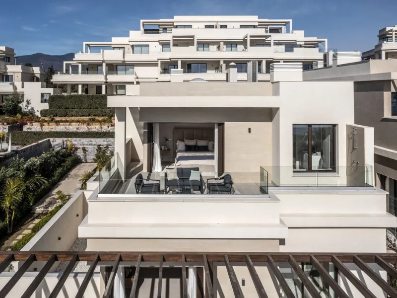 This modern, top-quality villa is located in Velaya Gardens, a prestigious frontline beach development on the New Golden Mile, just a short distance from Estepona town center via the new Paseo.