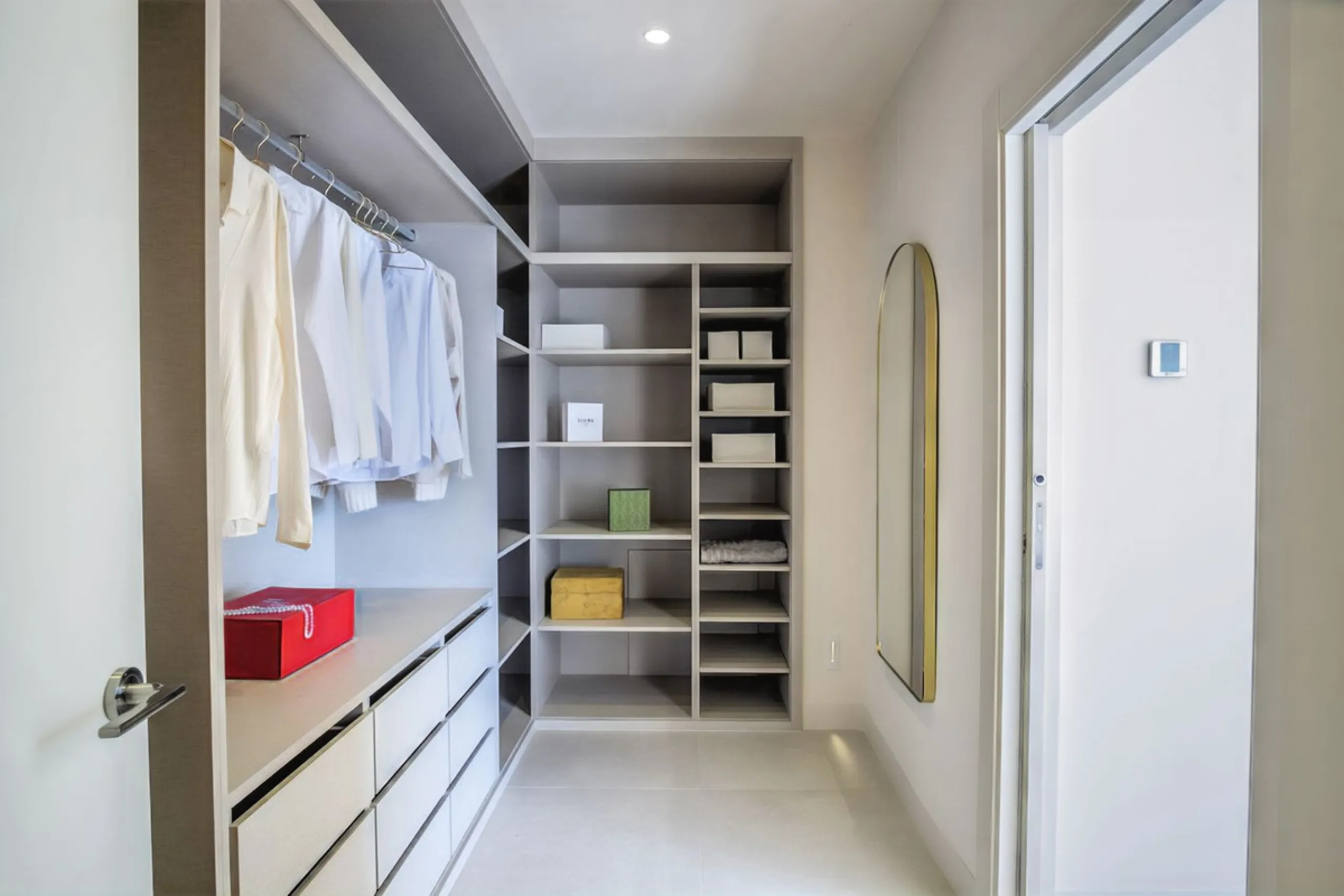 This modern, top-quality villa is located in Velaya Gardens, a prestigious frontline beach development on the New Golden Mile, just a short distance from Estepona town center via the new Paseo.