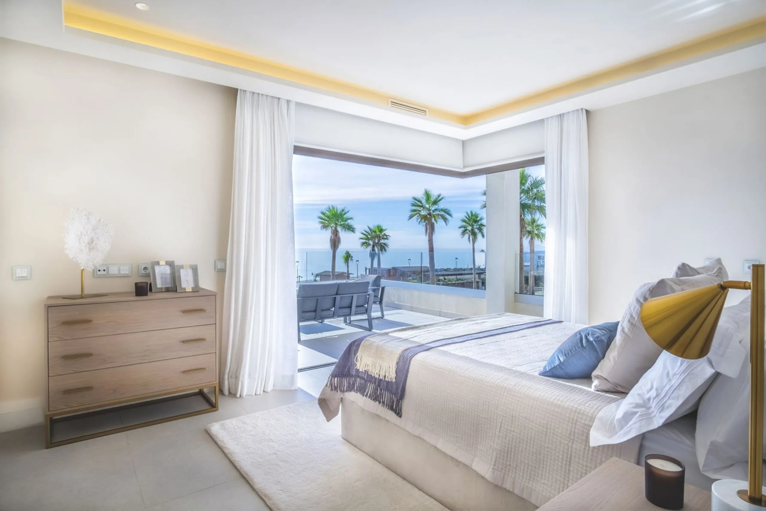 This modern, top-quality villa is located in Velaya Gardens, a prestigious frontline beach development on the New Golden Mile, just a short distance from Estepona town center via the new Paseo.