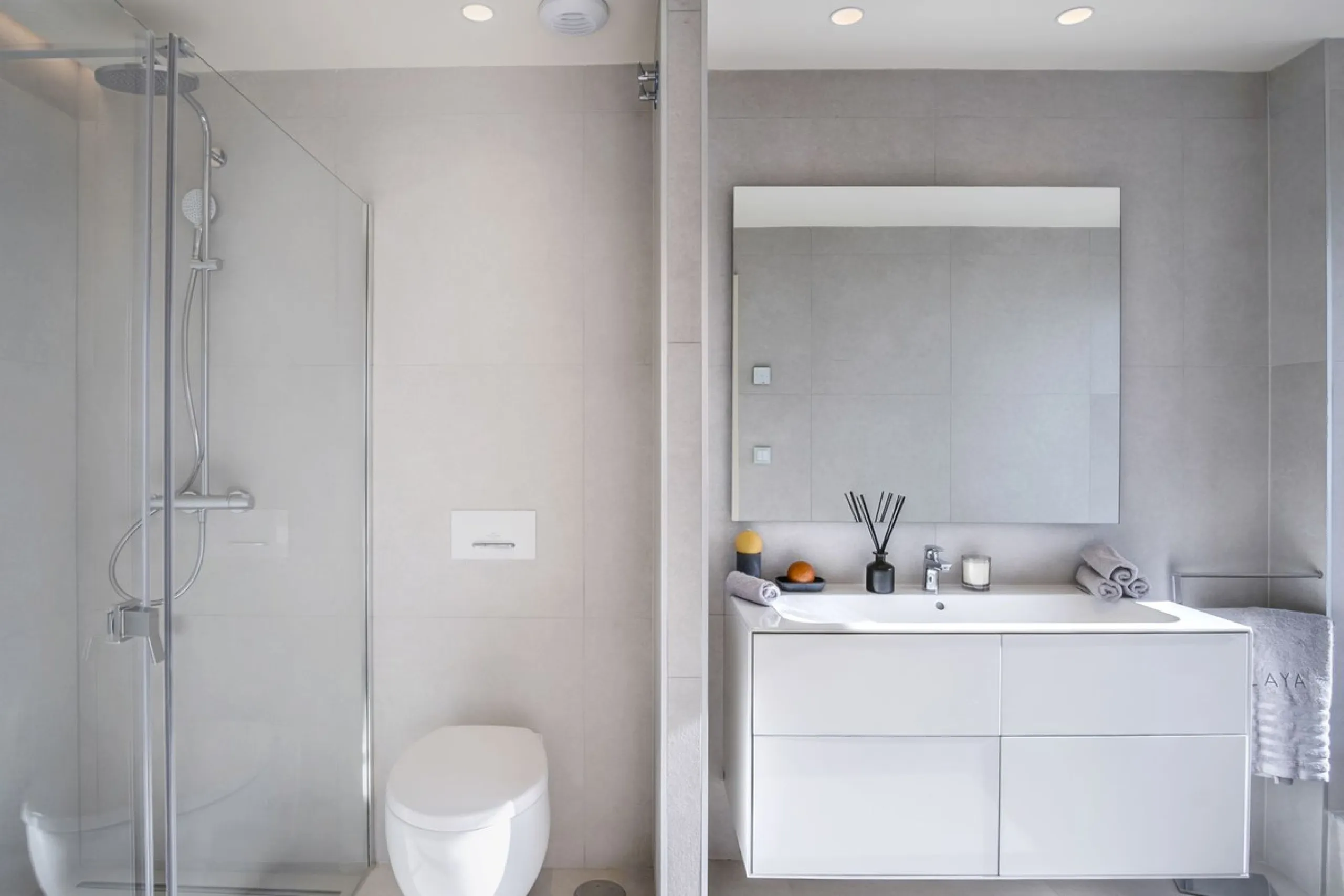 This modern, top-quality villa is located in Velaya Gardens, a prestigious frontline beach development on the New Golden Mile, just a short distance from Estepona town center via the new Paseo.