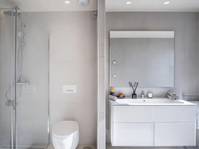 This modern, top-quality villa is located in Velaya Gardens, a prestigious frontline beach development on the New Golden Mile, just a short distance from Estepona town center via the new Paseo.
