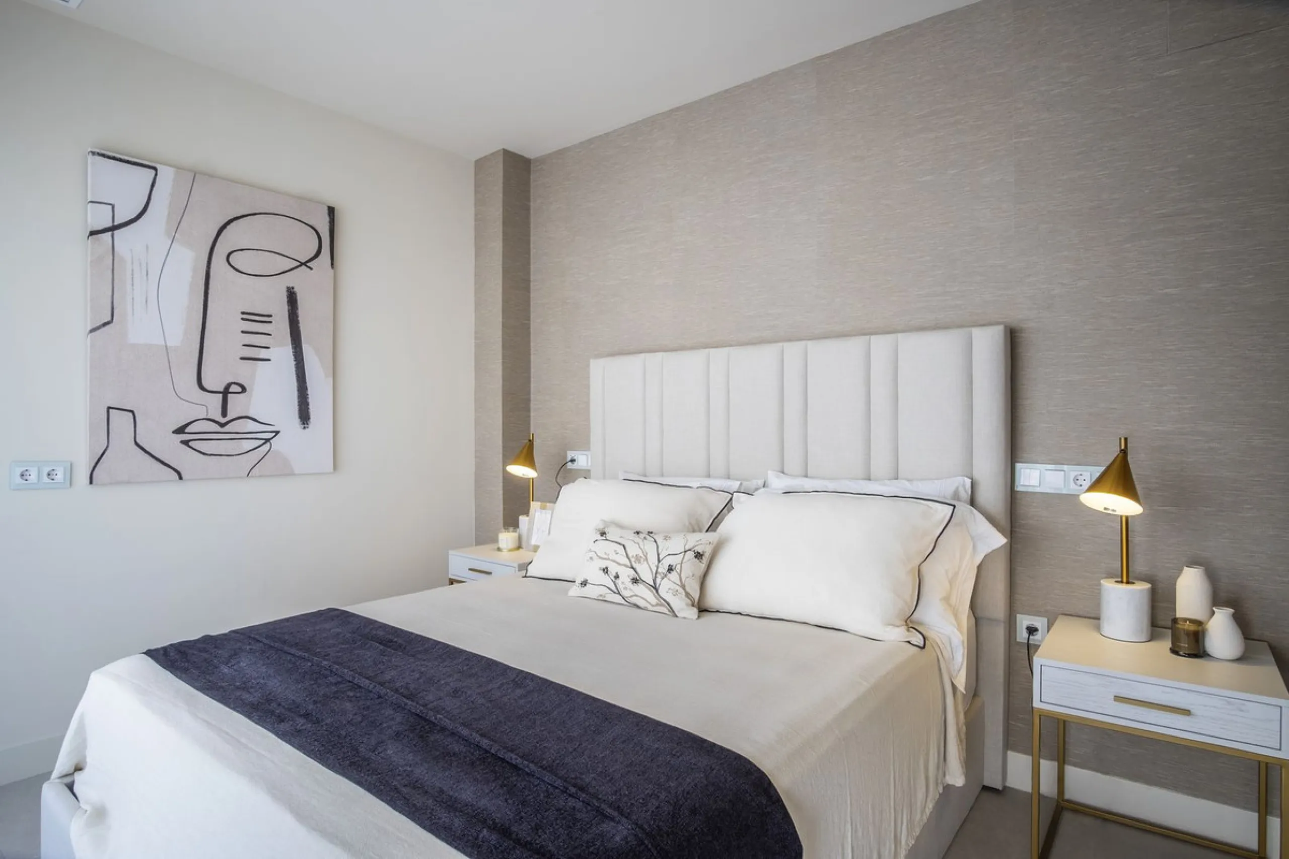 This modern, top-quality villa is located in Velaya Gardens, a prestigious frontline beach development on the New Golden Mile, just a short distance from Estepona town center via the new Paseo.