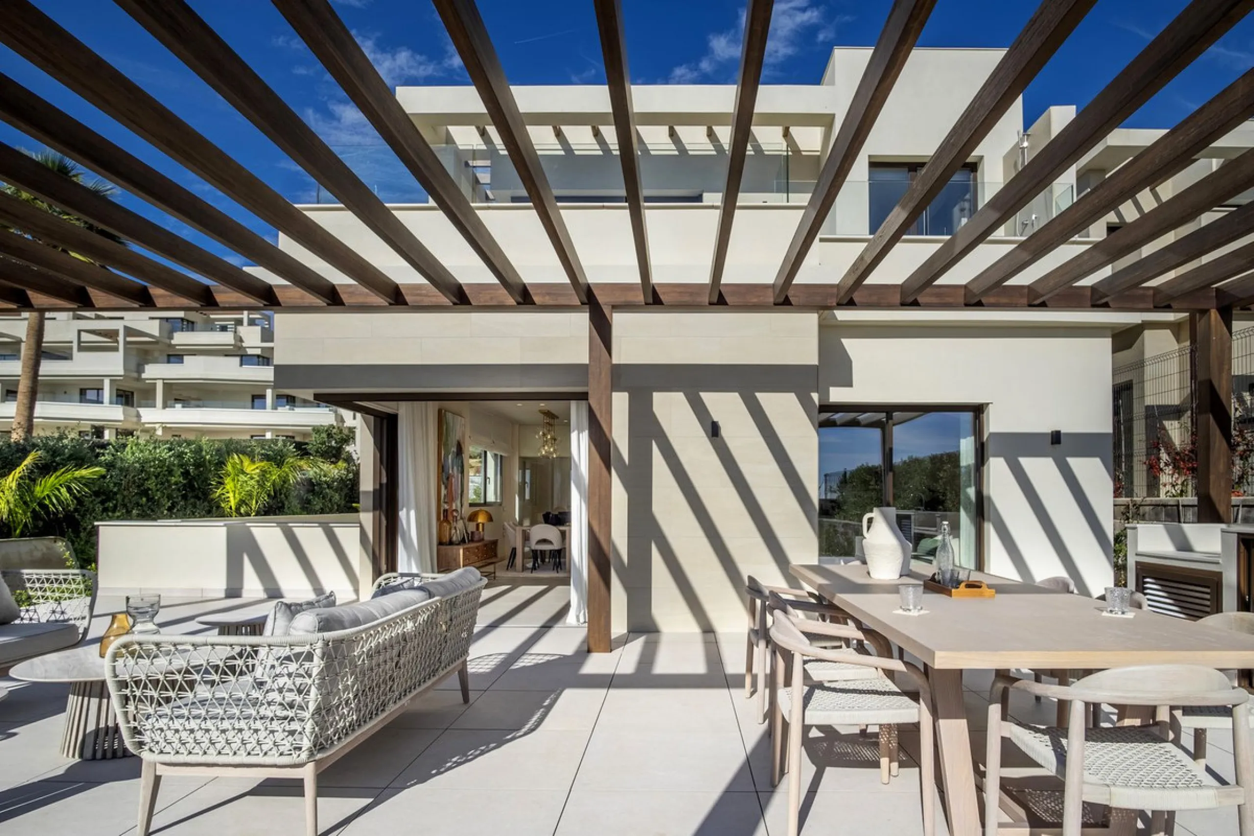 This modern, top-quality villa is located in Velaya Gardens, a prestigious frontline beach development on the New Golden Mile, just a short distance from Estepona town center via the new Paseo.