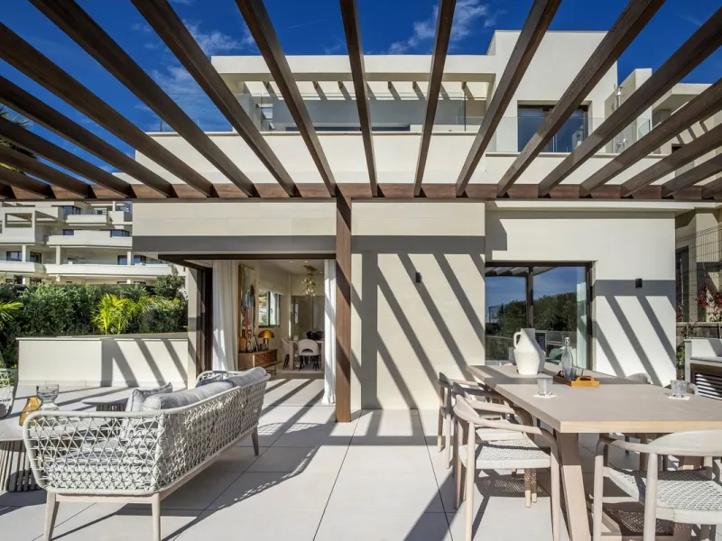 This modern, top-quality villa is located in Velaya Gardens, a prestigious frontline beach development on the New Golden Mile, just a short distance from Estepona town center via the new Paseo.