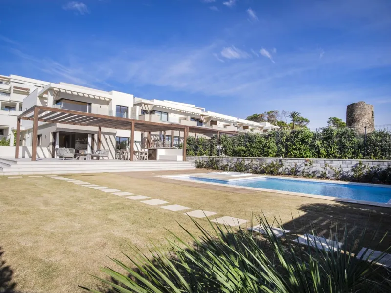 This modern, top-quality villa is located in Velaya Gardens, a prestigious frontline beach development on the New Golden Mile, just a short distance from Estepona town center via the new Paseo.