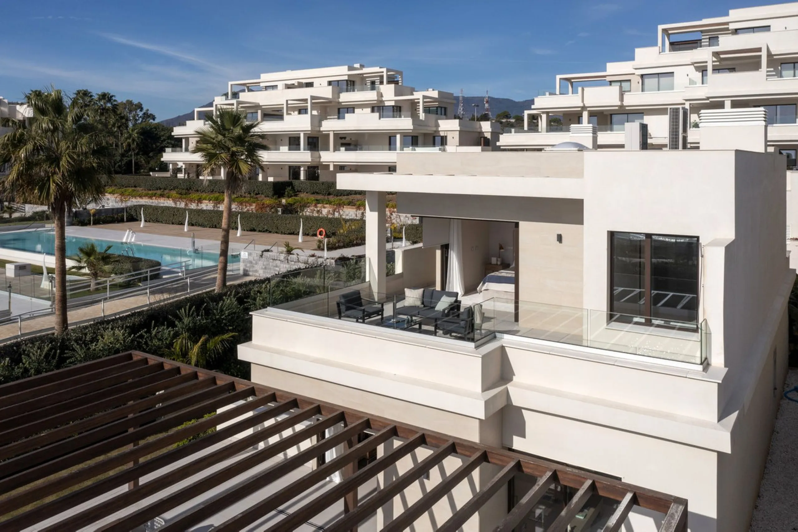 This modern, top-quality villa is located in Velaya Gardens, a prestigious frontline beach development on the New Golden Mile, just a short distance from Estepona town center via the new Paseo.