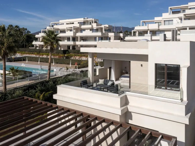 This modern, top-quality villa is located in Velaya Gardens, a prestigious frontline beach development on the New Golden Mile, just a short distance from Estepona town center via the new Paseo.
