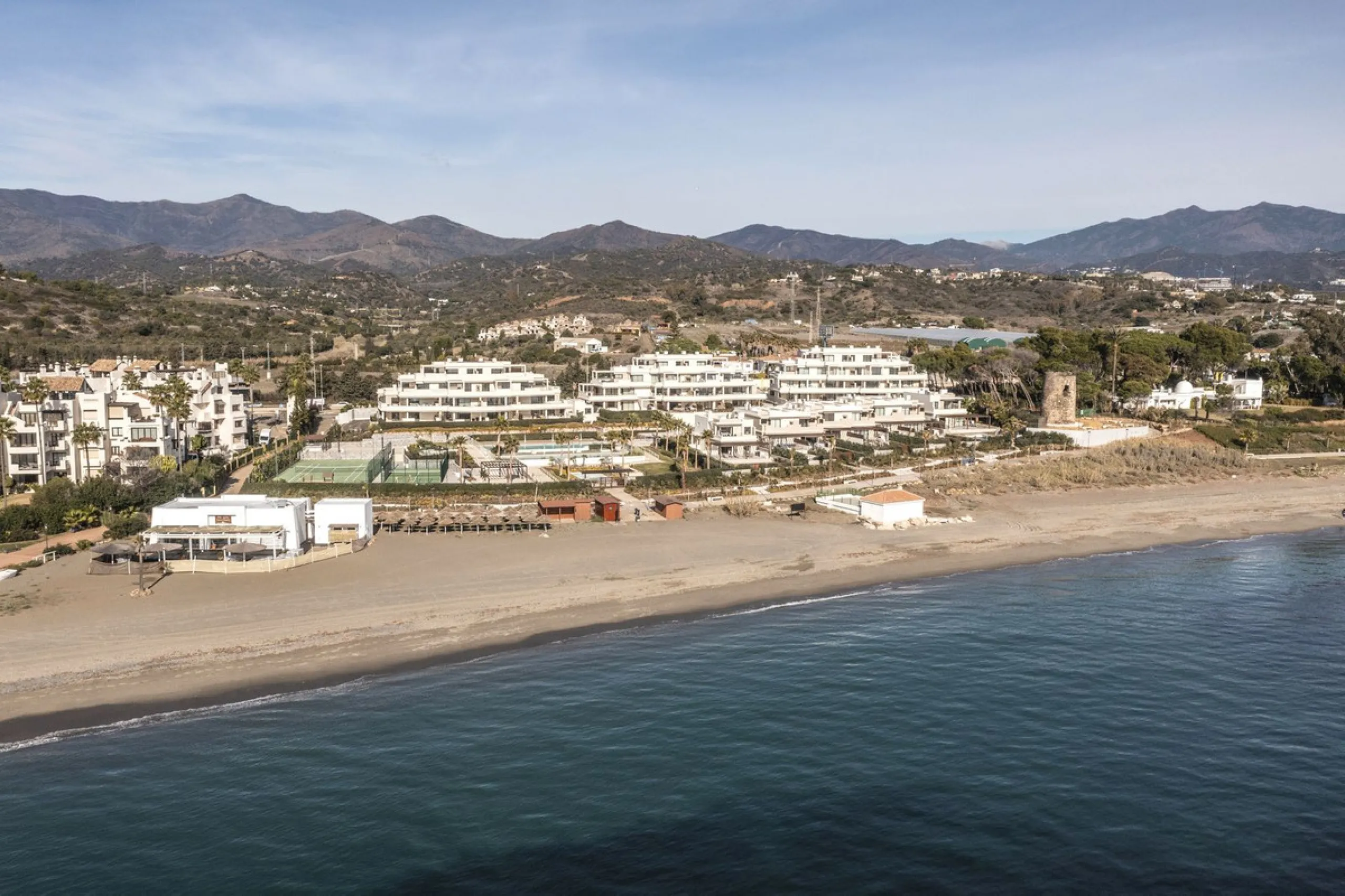 This modern, top-quality villa is located in Velaya Gardens, a prestigious frontline beach development on the New Golden Mile, just a short distance from Estepona town center via the new Paseo.