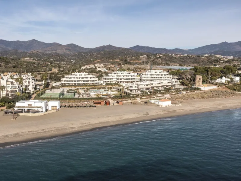 This modern, top-quality villa is located in Velaya Gardens, a prestigious frontline beach development on the New Golden Mile, just a short distance from Estepona town center via the new Paseo.
