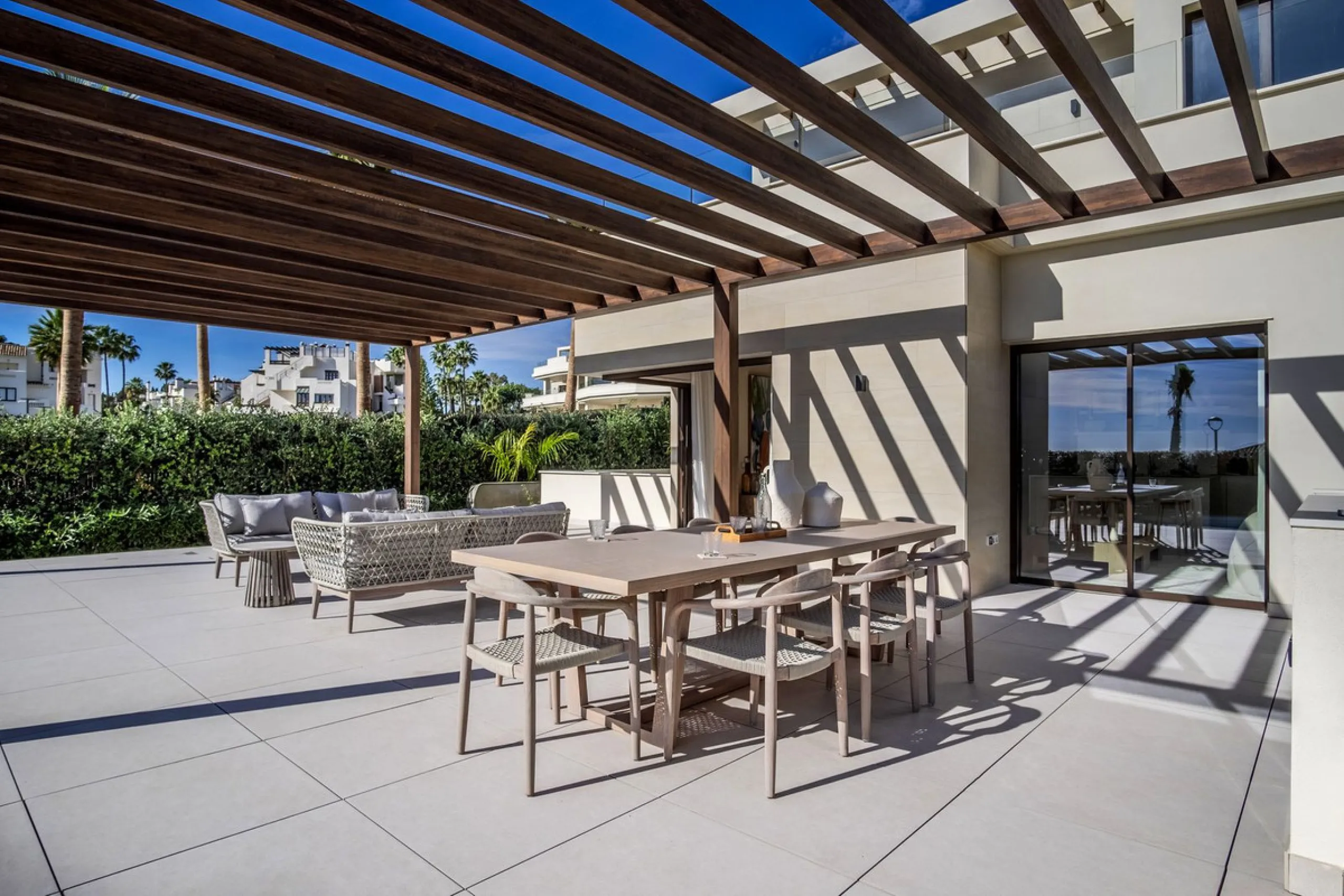 This modern, top-quality villa is located in Velaya Gardens, a prestigious frontline beach development on the New Golden Mile, just a short distance from Estepona town center via the new Paseo.
