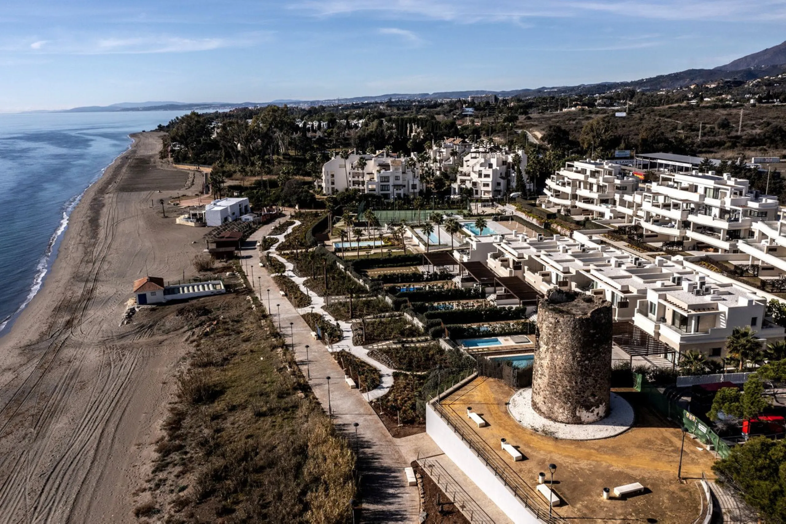 This modern, top-quality villa is located in Velaya Gardens, a prestigious frontline beach development on the New Golden Mile, just a short distance from Estepona town center via the new Paseo.
