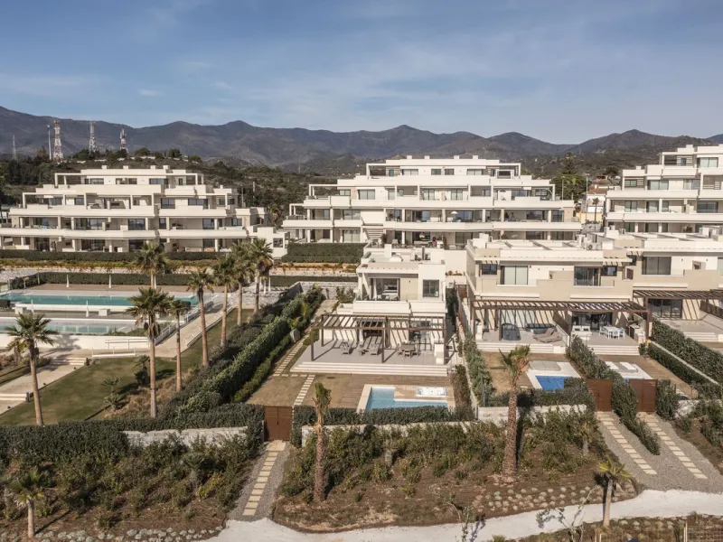 This modern, top-quality villa is located in Velaya Gardens, a prestigious frontline beach development on the New Golden Mile, just a short distance from Estepona town center via the new Paseo.