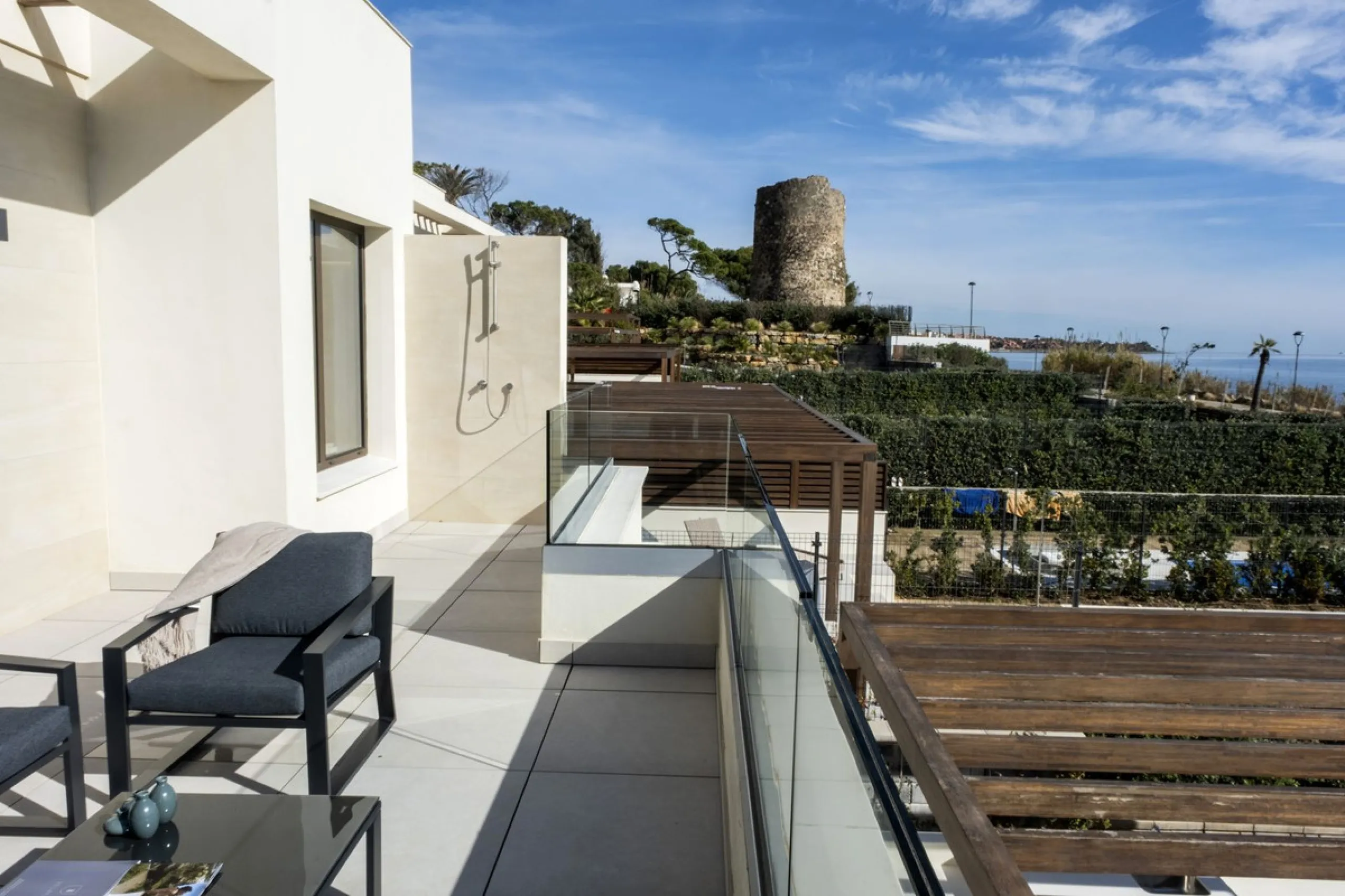 This modern, top-quality villa is located in Velaya Gardens, a prestigious frontline beach development on the New Golden Mile, just a short distance from Estepona town center via the new Paseo.