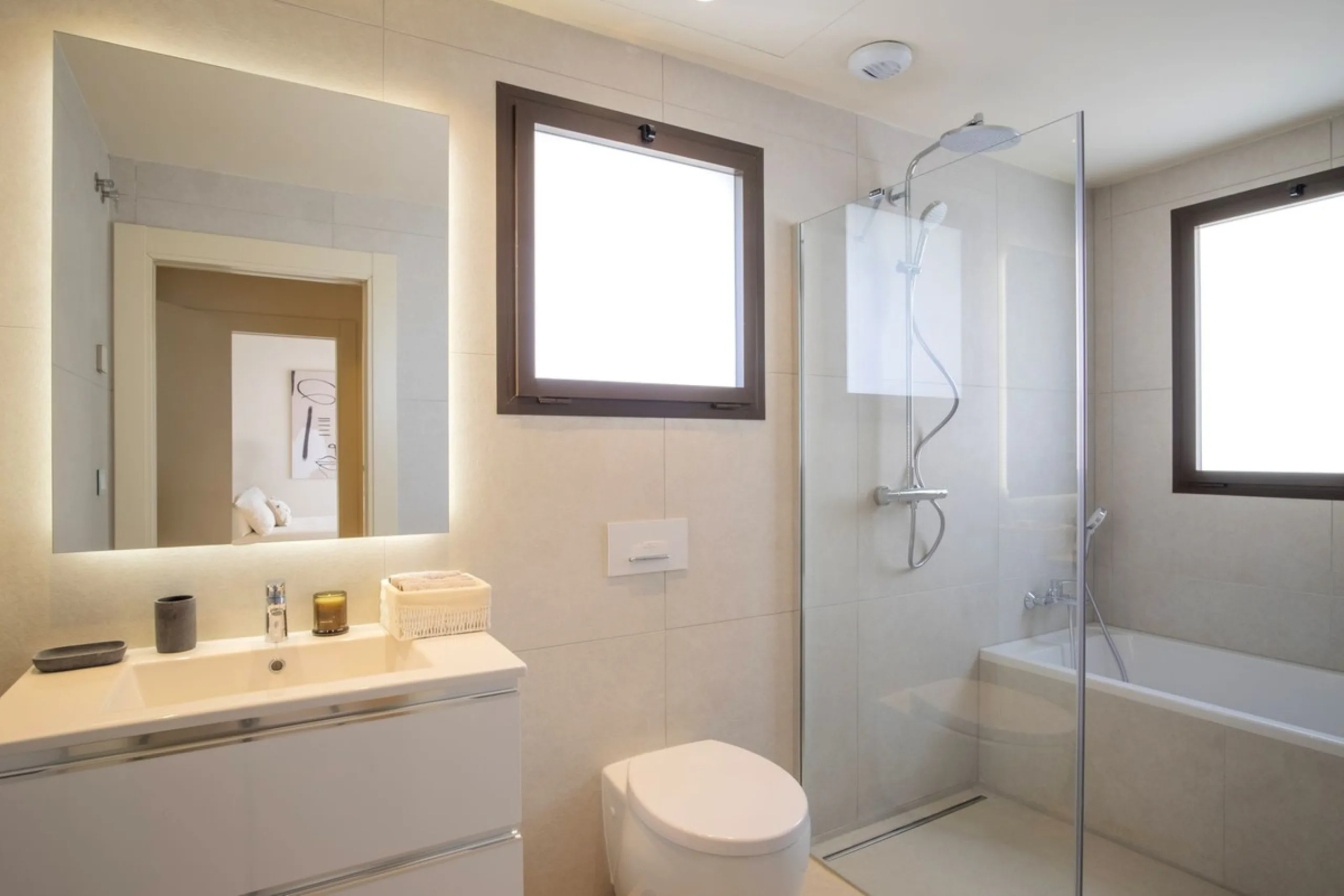 This modern, top-quality villa is located in Velaya Gardens, a prestigious frontline beach development on the New Golden Mile, just a short distance from Estepona town center via the new Paseo.