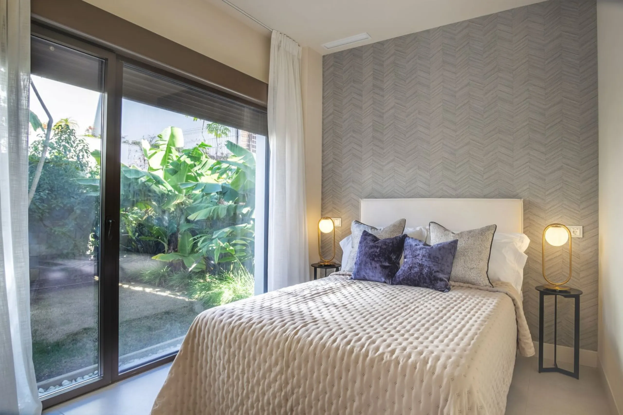 This modern, top-quality villa is located in Velaya Gardens, a prestigious frontline beach development on the New Golden Mile, just a short distance from Estepona town center via the new Paseo.