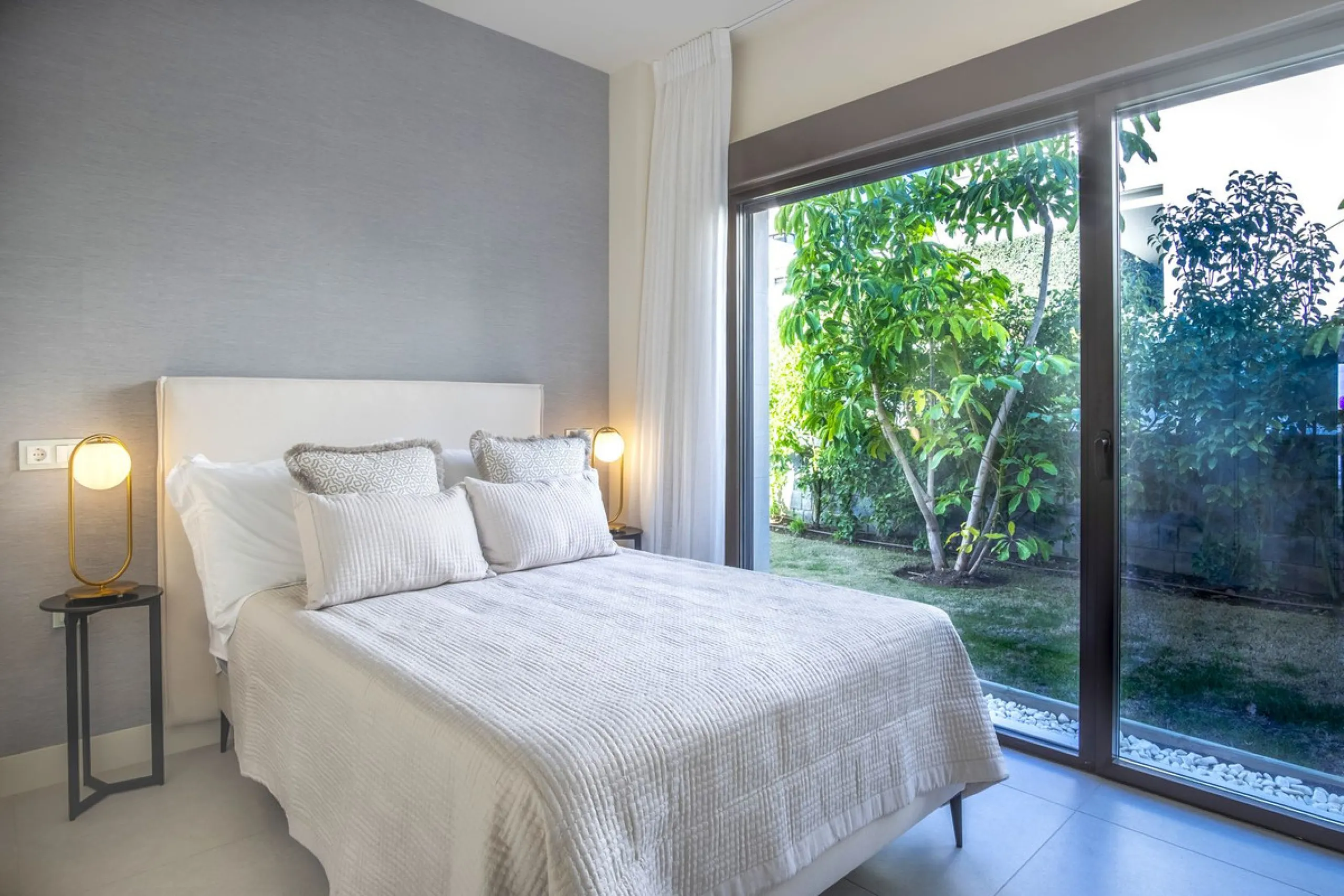 This modern, top-quality villa is located in Velaya Gardens, a prestigious frontline beach development on the New Golden Mile, just a short distance from Estepona town center via the new Paseo.