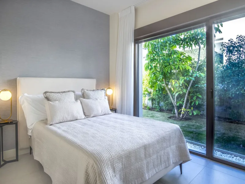 This modern, top-quality villa is located in Velaya Gardens, a prestigious frontline beach development on the New Golden Mile, just a short distance from Estepona town center via the new Paseo.