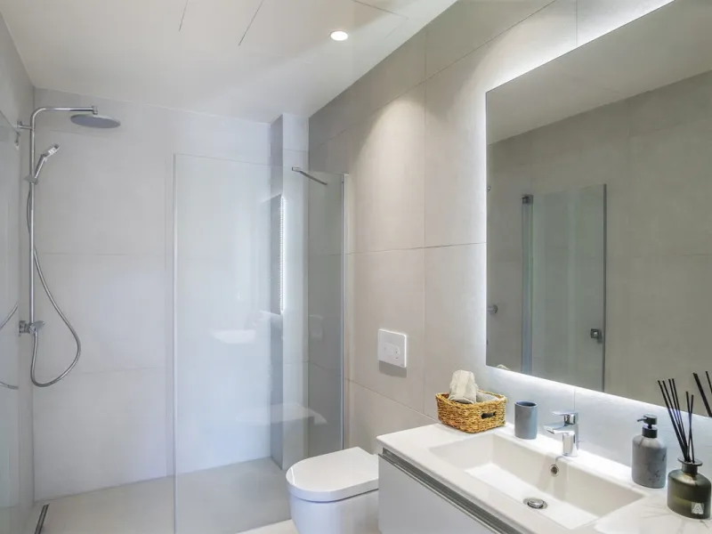 This modern, top-quality villa is located in Velaya Gardens, a prestigious frontline beach development on the New Golden Mile, just a short distance from Estepona town center via the new Paseo.