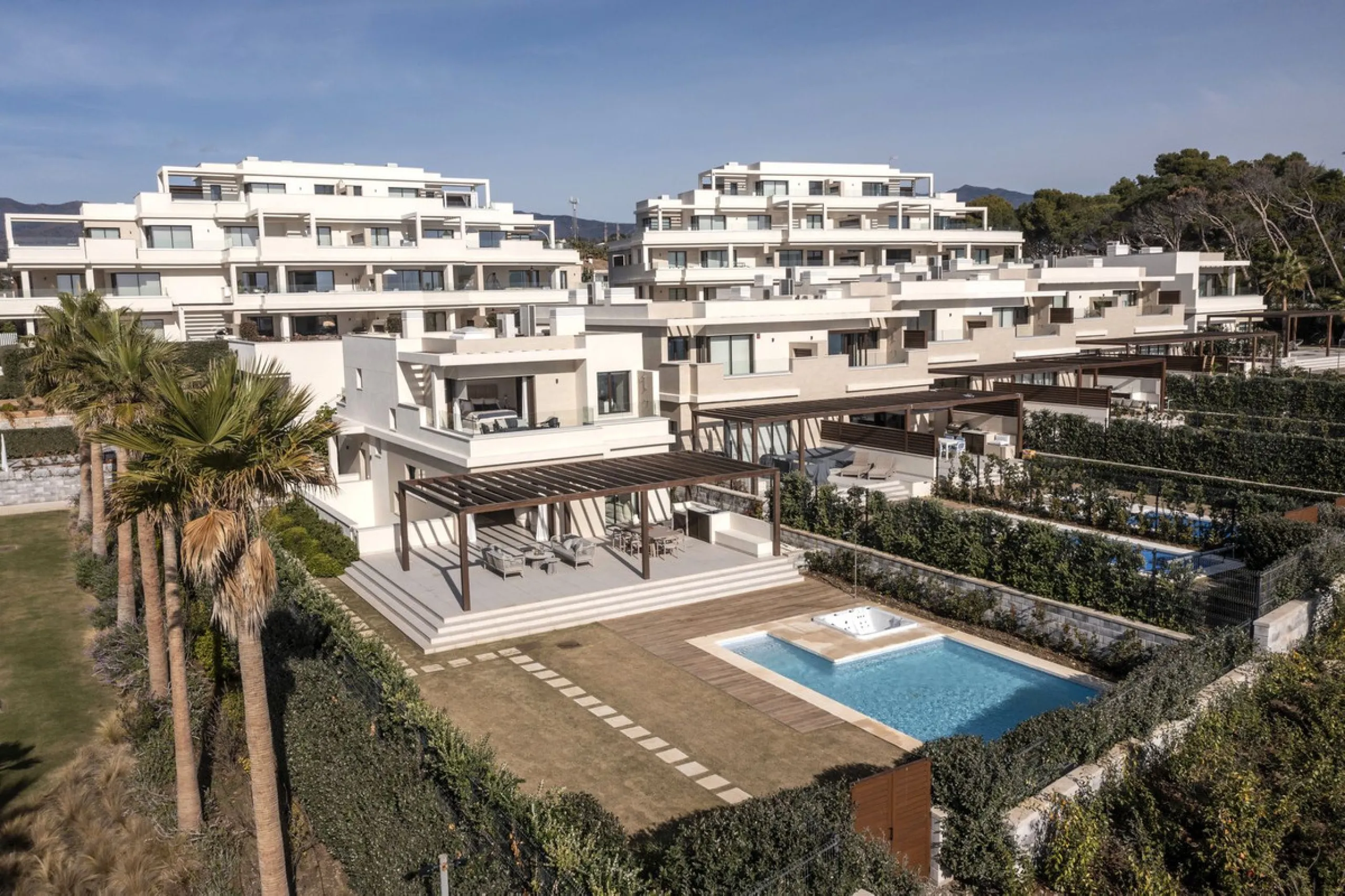 This modern, top-quality villa is located in Velaya Gardens, a prestigious frontline beach development on the New Golden Mile, just a short distance from Estepona town center via the new Paseo.