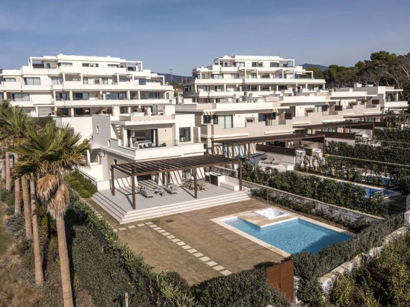 This modern, top-quality villa is located in Velaya Gardens, a prestigious frontline beach development on the New Golden Mile, just a short distance from Estepona town center via the new Paseo.