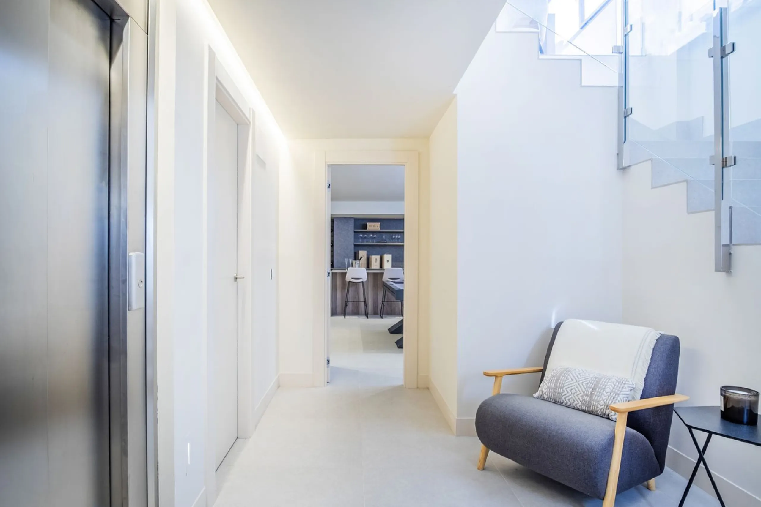 This modern, top-quality villa is located in Velaya Gardens, a prestigious frontline beach development on the New Golden Mile, just a short distance from Estepona town center via the new Paseo.