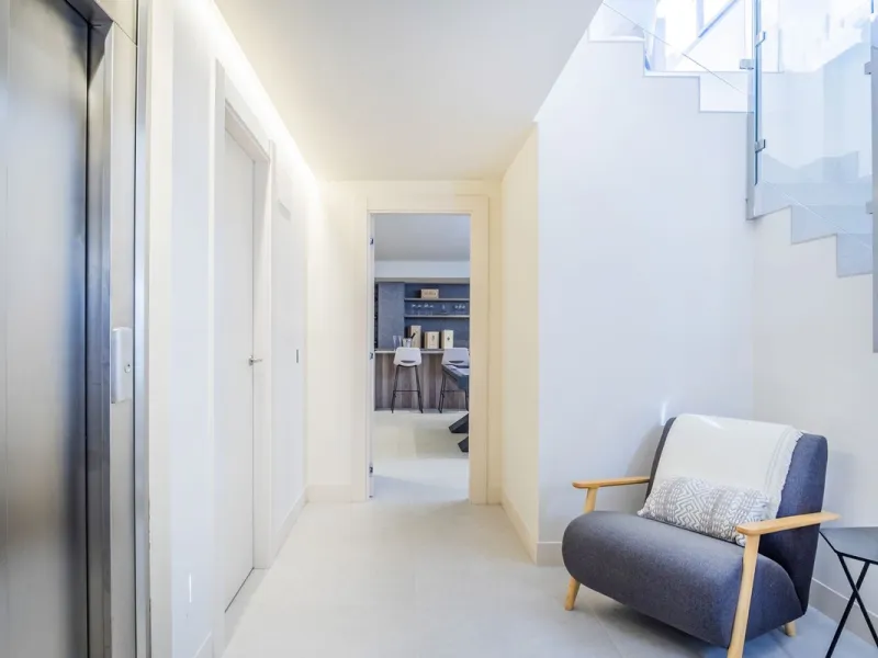 This modern, top-quality villa is located in Velaya Gardens, a prestigious frontline beach development on the New Golden Mile, just a short distance from Estepona town center via the new Paseo.