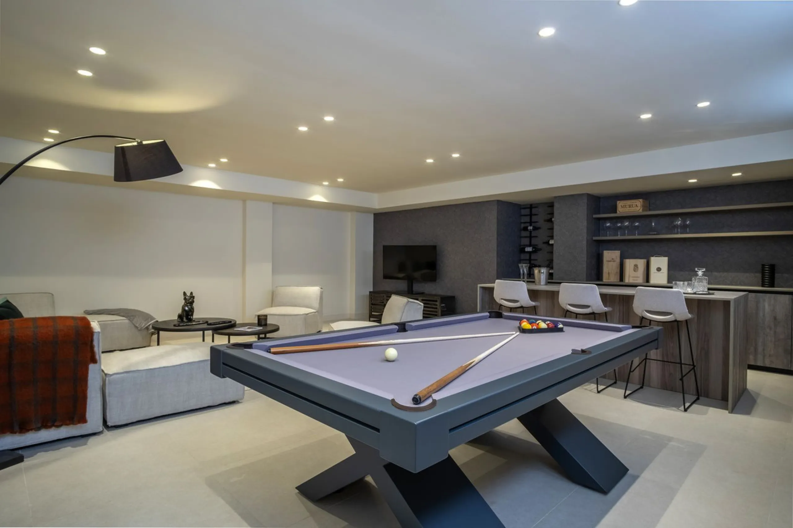 This modern, top-quality villa is located in Velaya Gardens, a prestigious frontline beach development on the New Golden Mile, just a short distance from Estepona town center via the new Paseo.