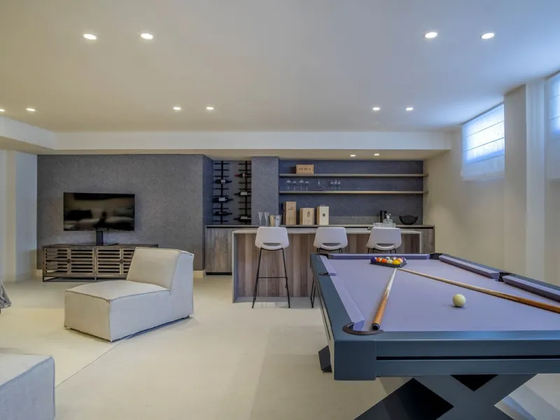 This modern, top-quality villa is located in Velaya Gardens, a prestigious frontline beach development on the New Golden Mile, just a short distance from Estepona town center via the new Paseo.