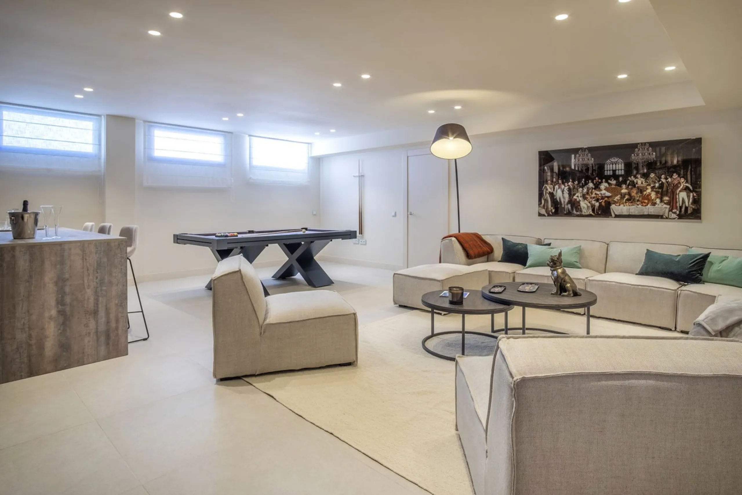 This modern, top-quality villa is located in Velaya Gardens, a prestigious frontline beach development on the New Golden Mile, just a short distance from Estepona town center via the new Paseo.