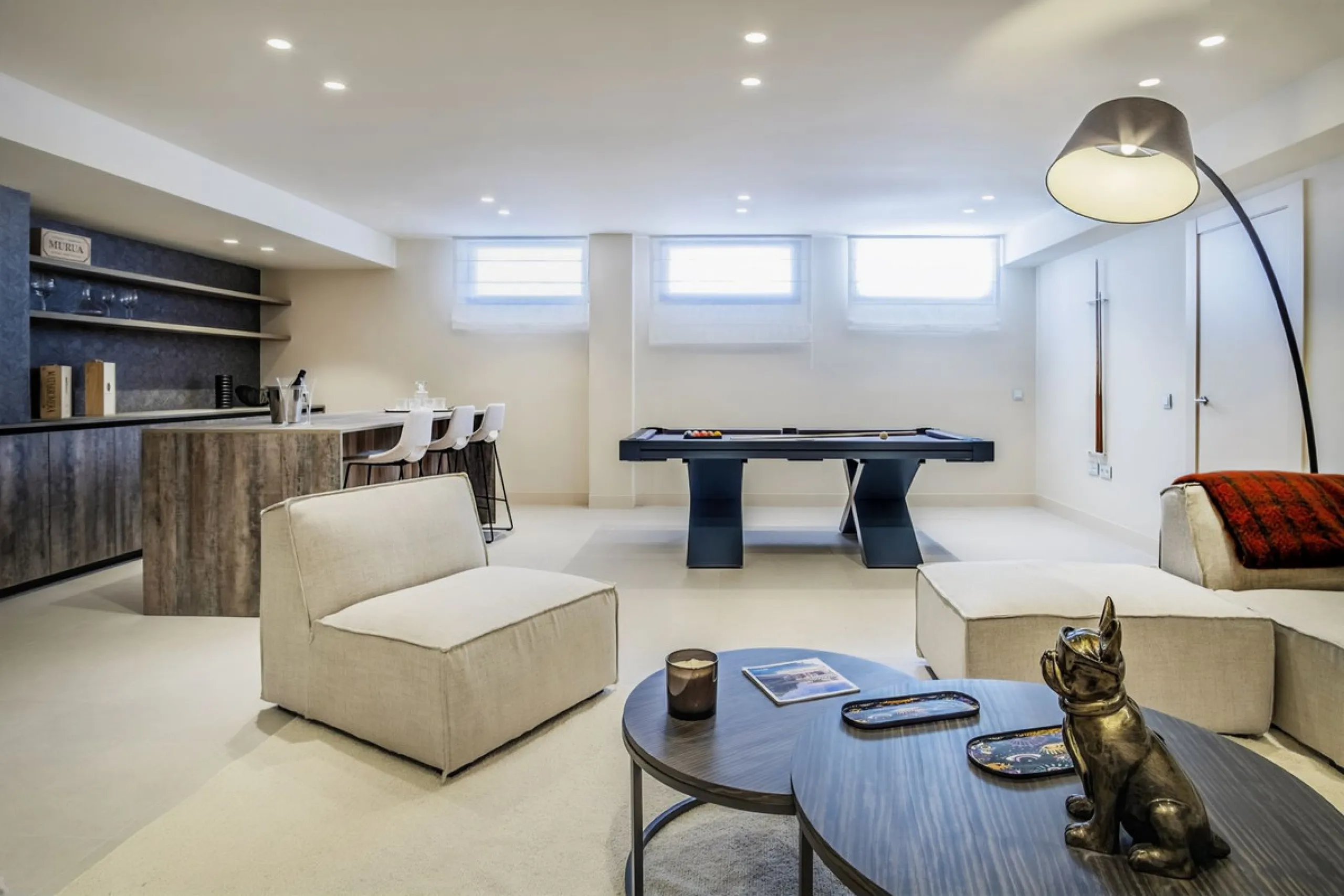 This modern, top-quality villa is located in Velaya Gardens, a prestigious frontline beach development on the New Golden Mile, just a short distance from Estepona town center via the new Paseo.