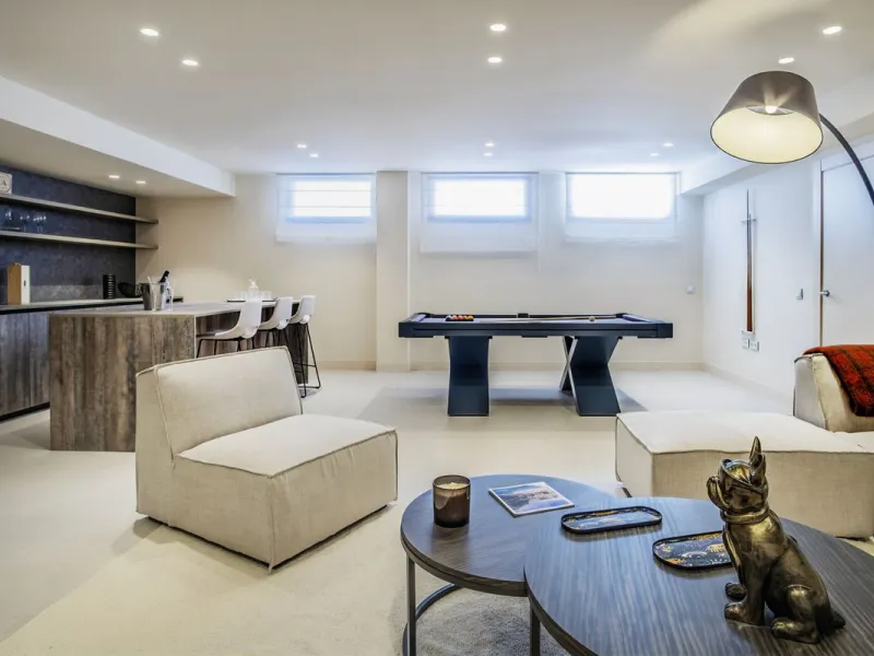 This modern, top-quality villa is located in Velaya Gardens, a prestigious frontline beach development on the New Golden Mile, just a short distance from Estepona town center via the new Paseo.