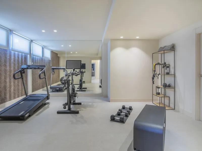 This modern, top-quality villa is located in Velaya Gardens, a prestigious frontline beach development on the New Golden Mile, just a short distance from Estepona town center via the new Paseo.