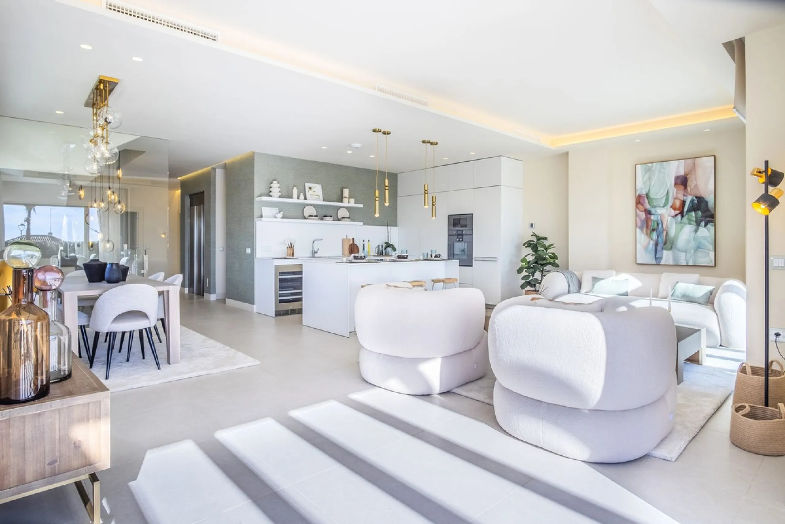This modern, top-quality villa is located in Velaya Gardens, a prestigious frontline beach development on the New Golden Mile, just a short distance from Estepona town center via the new Paseo.