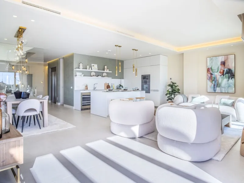 This modern, top-quality villa is located in Velaya Gardens, a prestigious frontline beach development on the New Golden Mile, just a short distance from Estepona town center via the new Paseo.