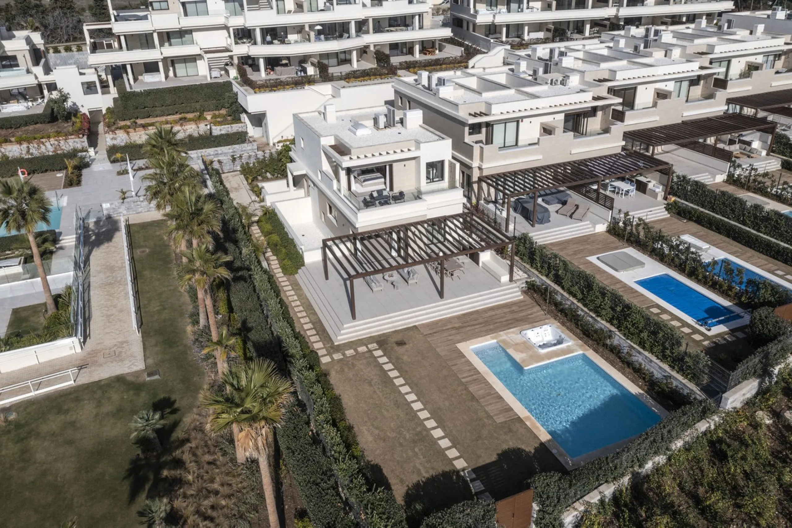 This modern, top-quality villa is located in Velaya Gardens, a prestigious frontline beach development on the New Golden Mile, just a short distance from Estepona town center via the new Paseo.