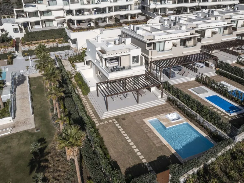 This modern, top-quality villa is located in Velaya Gardens, a prestigious frontline beach development on the New Golden Mile, just a short distance from Estepona town center via the new Paseo.