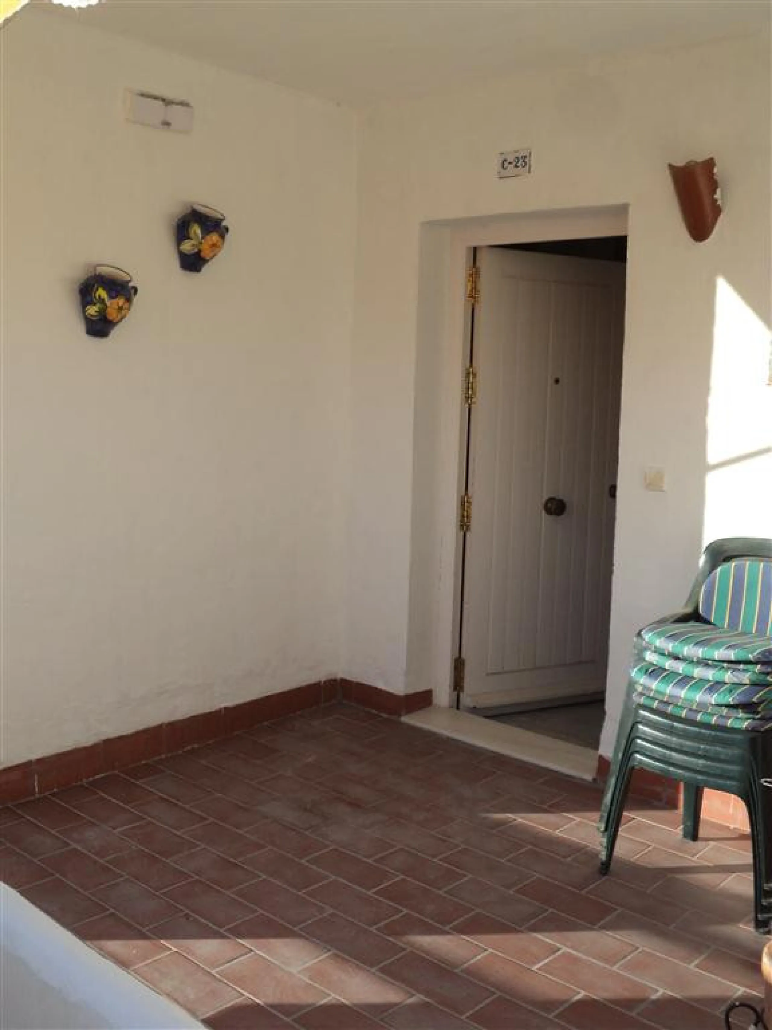 Discover the duplex of your dreams in Torreblanca! This charming 122 m² home offers you a cozy and modern space, ready to move into. With two spacious bedrooms and two bathrooms, you will find the comfort you have always wanted. The illuminated terrace, f