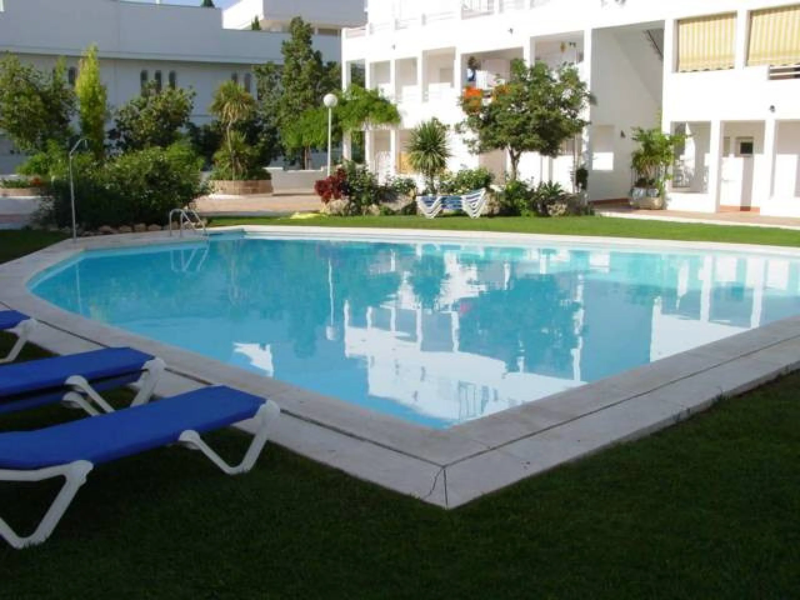 Discover the duplex of your dreams in Torreblanca! This charming 122 m² home offers you a cozy and modern space, ready to move into. With two spacious bedrooms and two bathrooms, you will find the comfort you have always wanted. The illuminated terrace, f