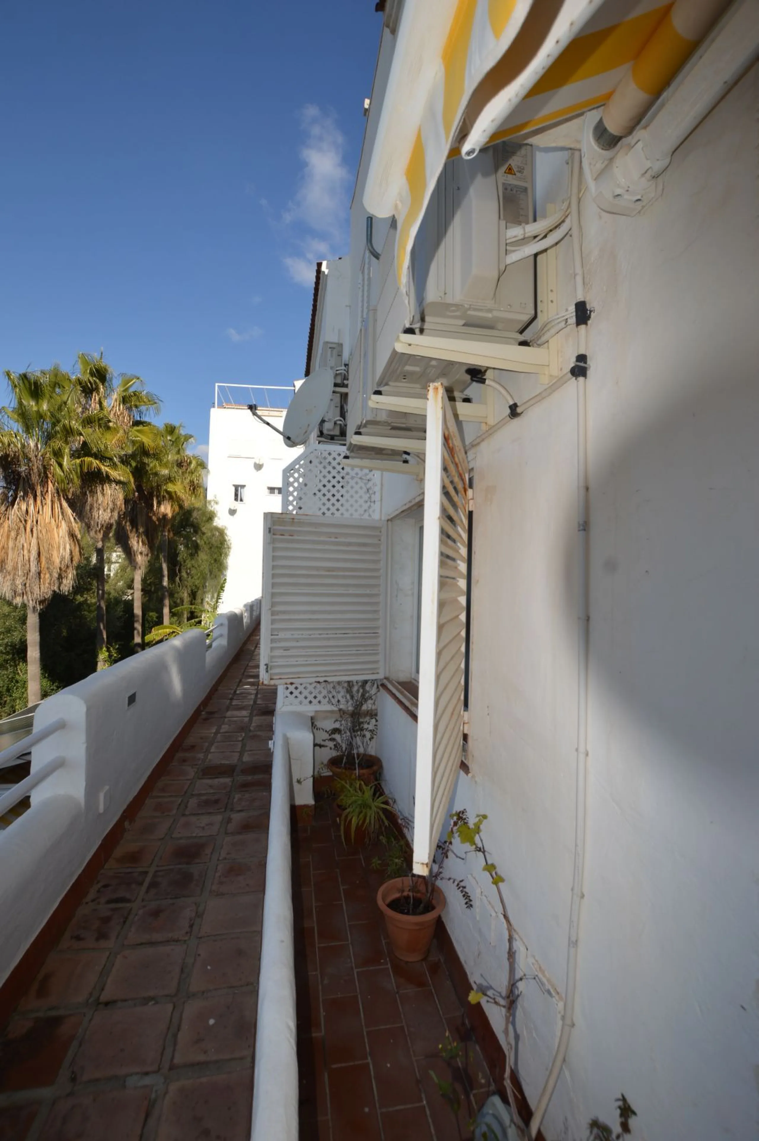 Discover the duplex of your dreams in Torreblanca! This charming 122 m² home offers you a cozy and modern space, ready to move into. With two spacious bedrooms and two bathrooms, you will find the comfort you have always wanted. The illuminated terrace, f