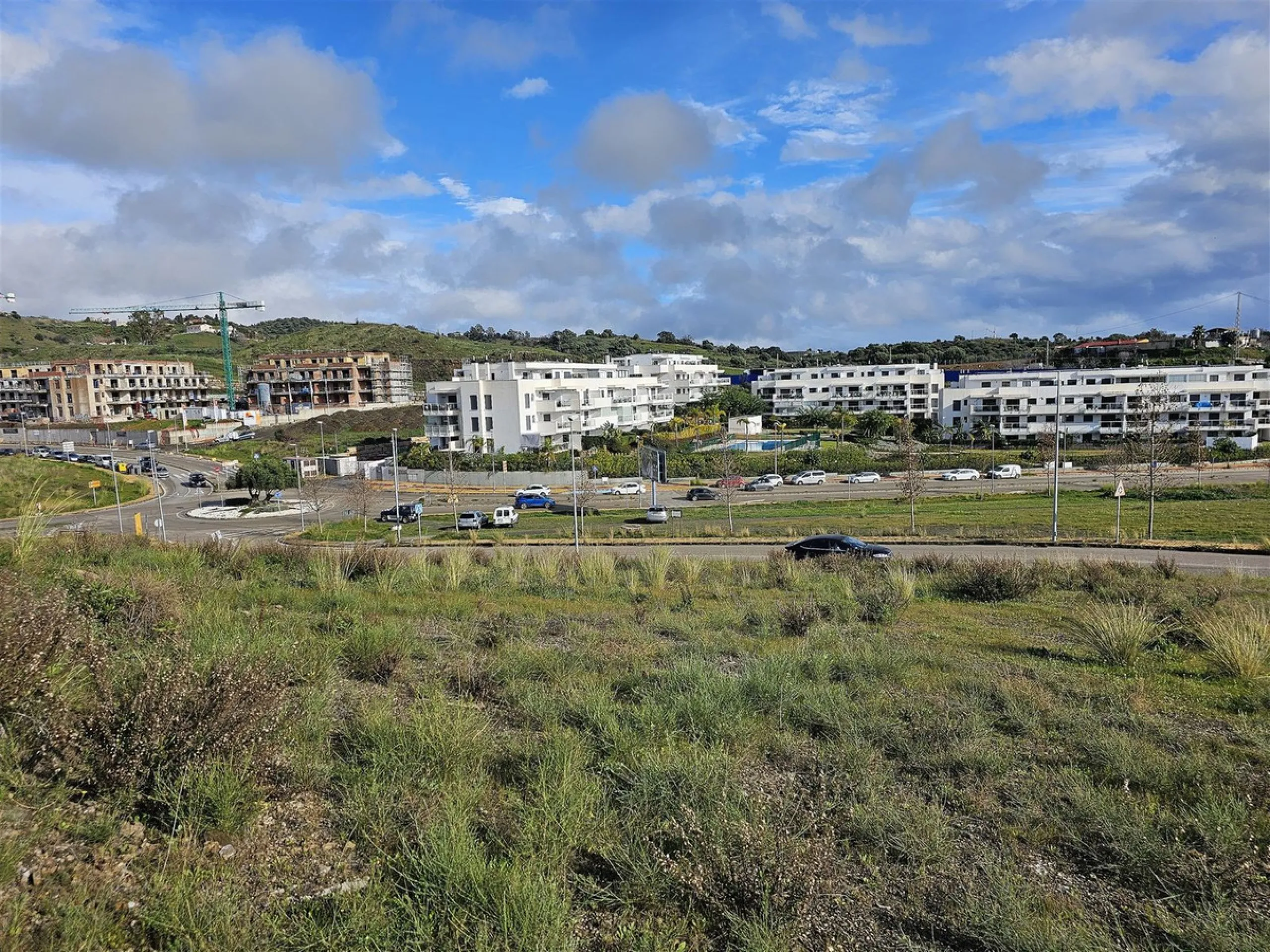 Urban plot of 4254 m2 located on the edge of La Cala de Mijas, close to the complexes of El Lagar and La Cala Sunset. The plot has a buildable area of 2556 m2 (60%) for a 4 floor APARTMENT block with a maximum of 23 APARTMENTS of around 110 m2 each. This 